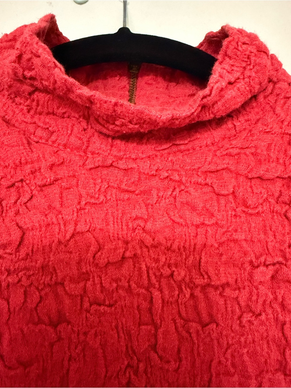 Red Textured Sleeveless Midi Dress - Picture 4 of 11
